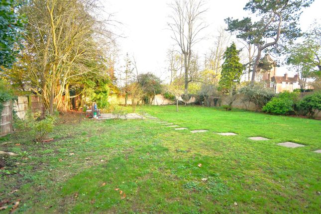 45, Maidenhead Court Park, Maidenhead photo 2