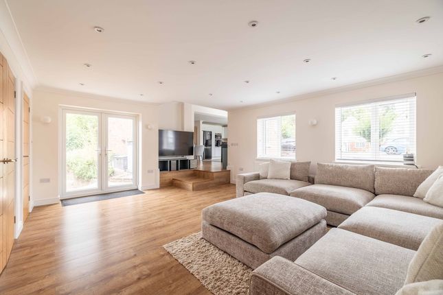 11, Sandlers End, Farnham Royal photo 2