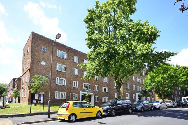 Flat to rent in Woodfarrs, Camberwell, London