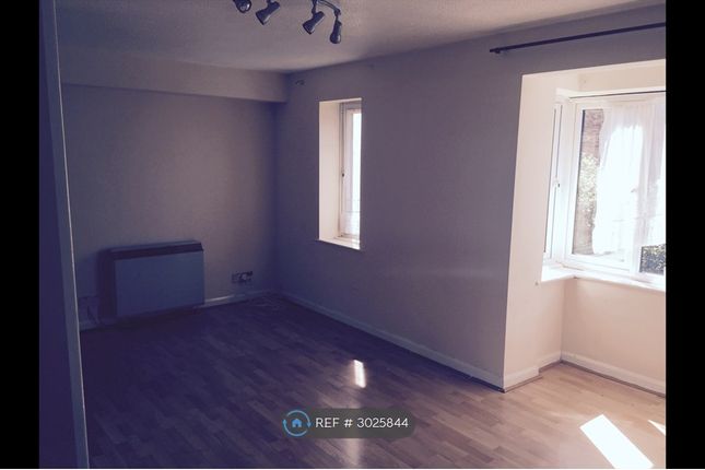 Flat, Trevose House Franklin Avenue, Slough photo 2