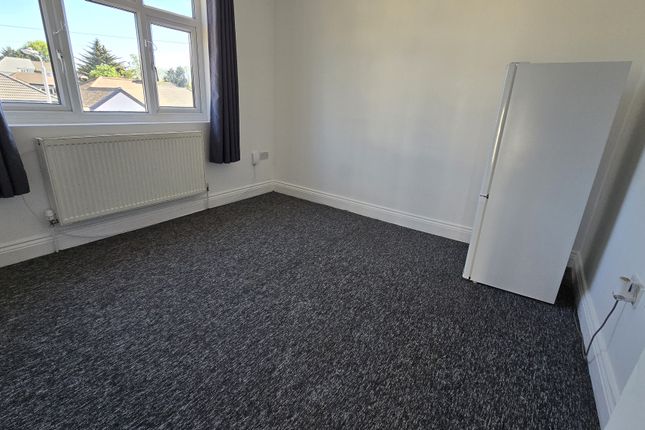 151, Parkside Avenue, Romford photo 2