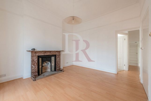 Flat for sale in Victoria Road, Finsbury Park