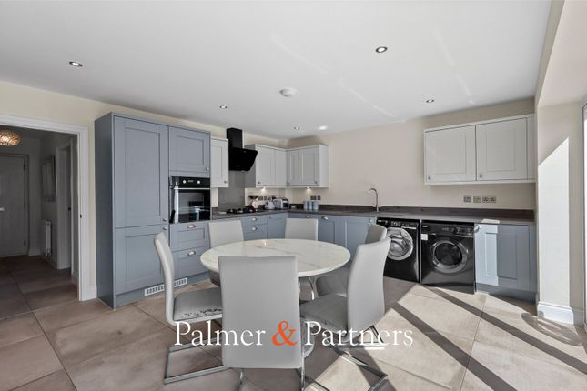 4 Oaklands,, Parsons Heath, Essex photo 2