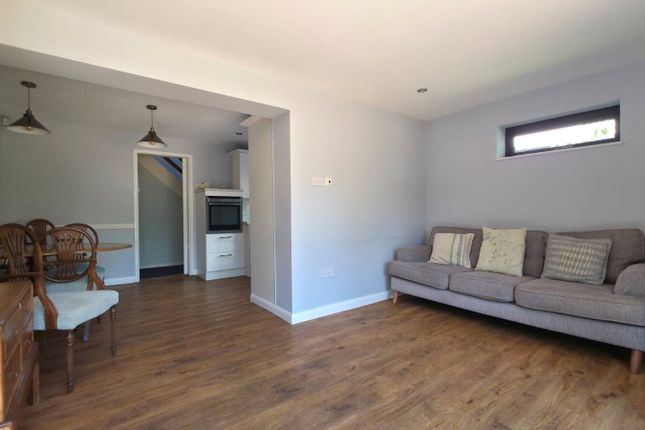 5, Woodroyd Avenue, Surrey photo 4