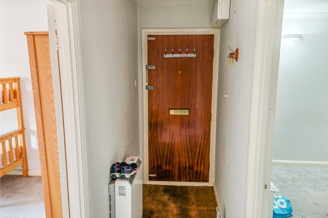 15 Hazel Coppice, Baskingstoke photo 3