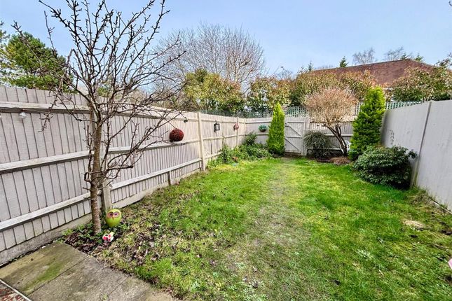 11, Alsford Close, Lightwater photo 2