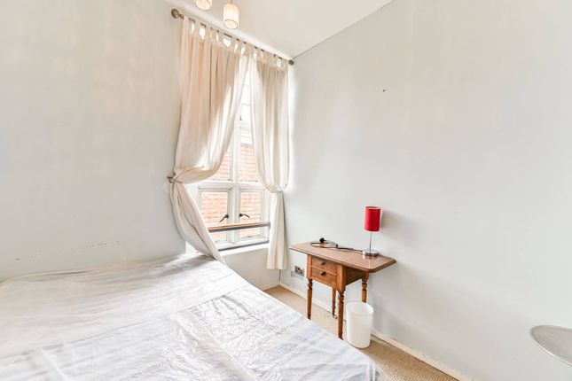 Flat to rent in Myatts Field, Camberwell, London