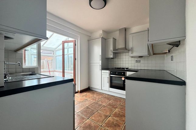 29, Dronfield Gardens, Dagenham photo 4