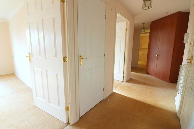 Flat for sale in Hancock Drive, Luton, Bedfordshire