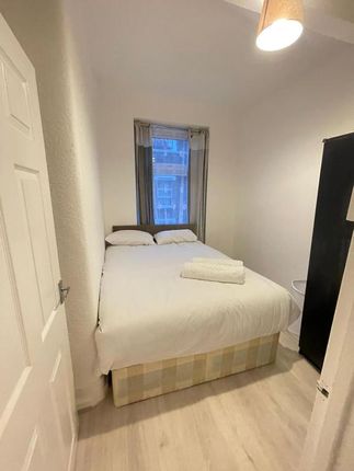 Flat to rent in Penfold Place, London