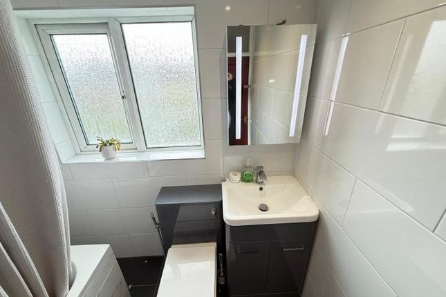 00, Linden Avenue, Ruislip photo 3