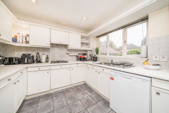 16, Harvest Lane, Thames Ditton photo 3