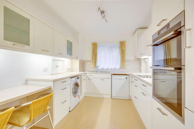 28, Snells Wood Court, Little Chalfont photo 4