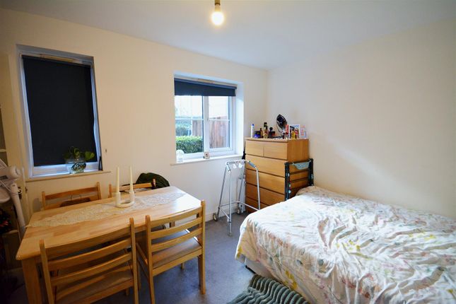 34, Donald Woods Gardens, Surbiton photo 4