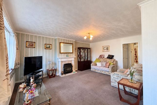 33 Markham Drive, Southport photo 3