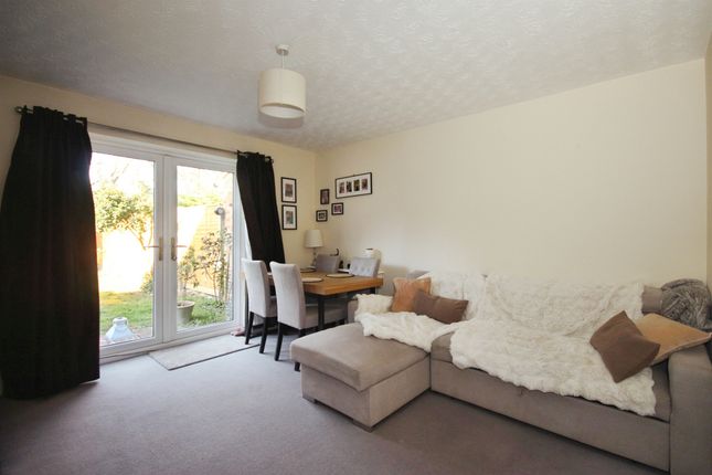 19, Birdhaven Close, Warwick photo 4