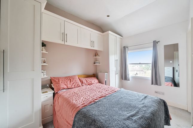 Flat 11, Pine Trees, Portsmouth Road, Esher photo 3