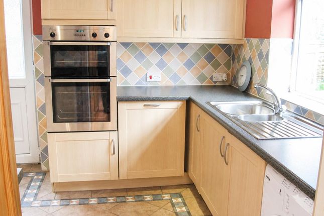 16 Leafield Close, Leeds photo 3