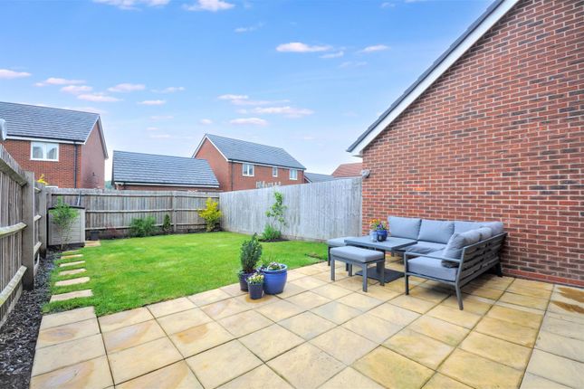 6, Skylark Row, Newcastle photo 4