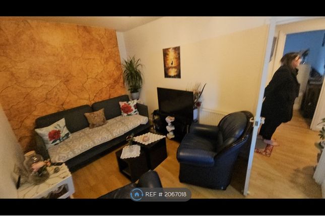 Flat to rent in Carlton Mansions, London