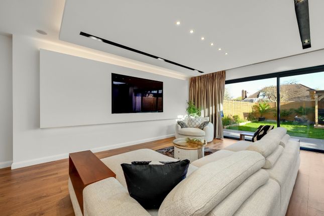15, Greenwood Close, Surrey photo 4