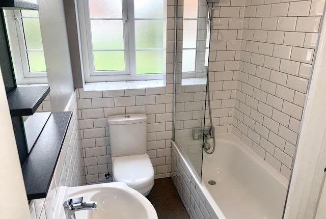 Flat 33, Langham Court, Raynes Park photo 2