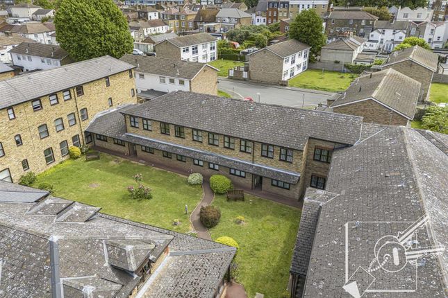 19, St. James's Oaks, Gravesend photo 2