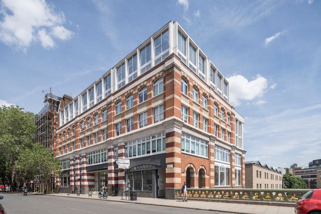 Office to let in Rosebery Avenue, London