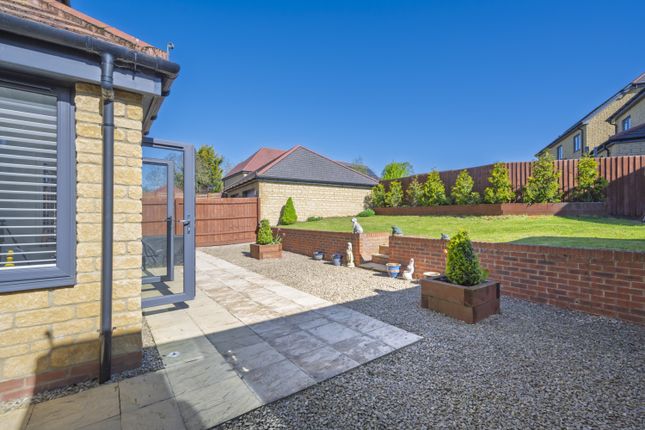 8, Topaz Close, Swindon photo 3