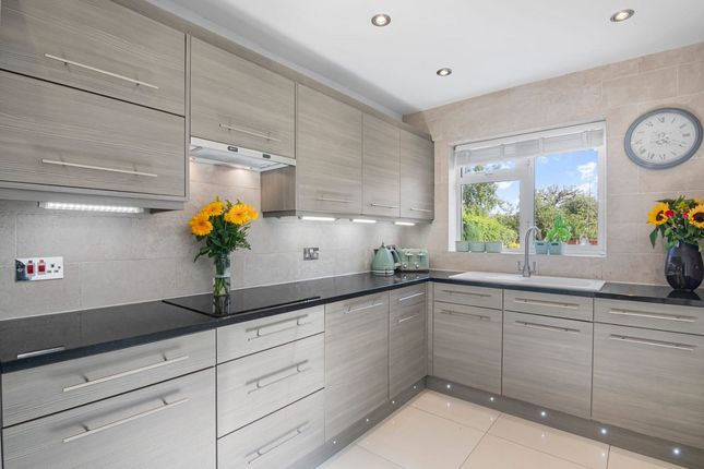 9, TRAFALGAR Avenue, Broxbourne photo 2