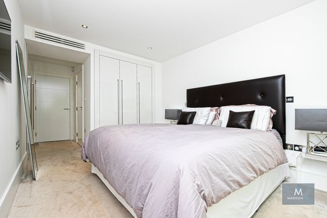 Flat to rent in High Road, Chigwell, Essex