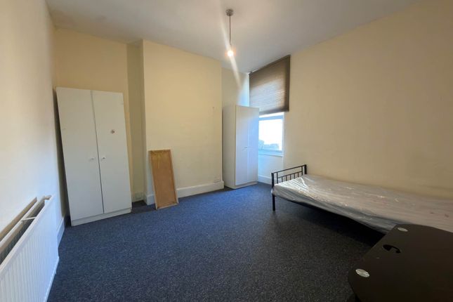 Flat 4, High Road, London photo 3