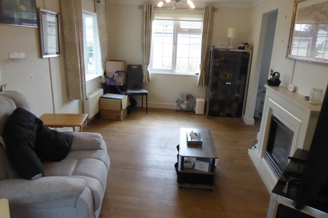 60, Brookside Park, Hawley Lane, Farnborough photo 4