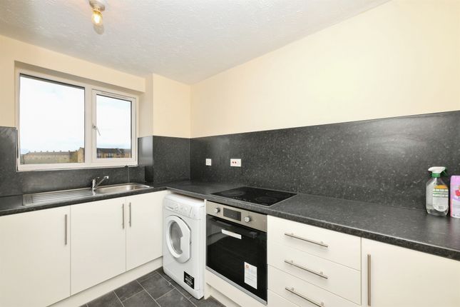97, Dads Wood, Harlow photo 2