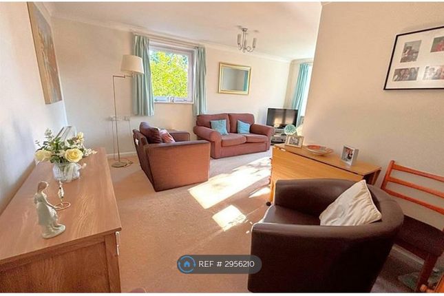 Oaktree Court, Addlestone Park, Addlestone photo 4
