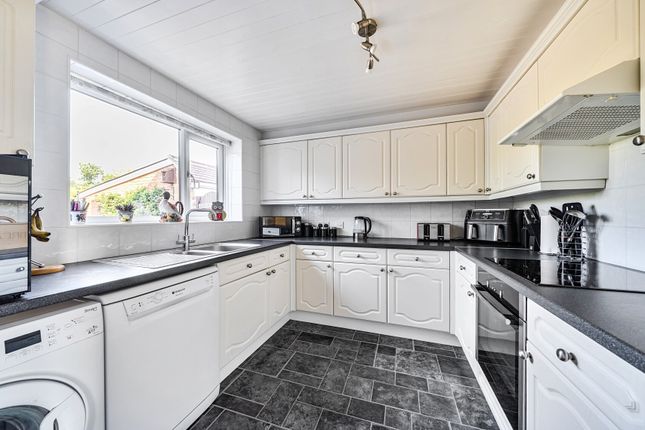 67, Woodside Crescent, Horley photo 4