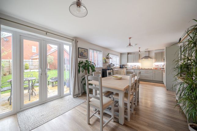 71, Cozens Grove, Swindon photo 4
