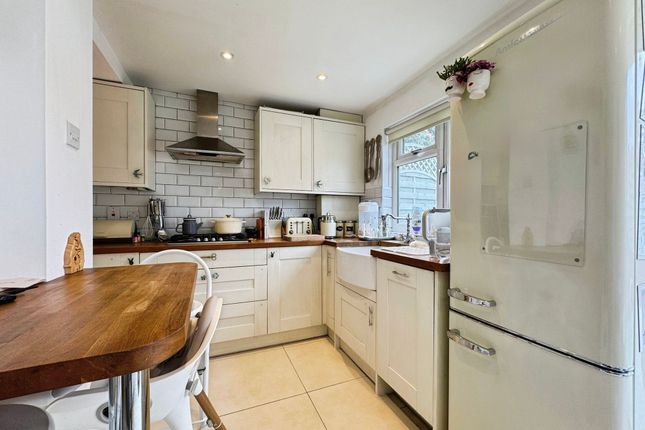 101 Deansbrook Road, Edgware photo 3