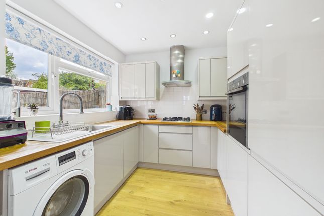 24 Georges Hill, High Wycombe photo 3