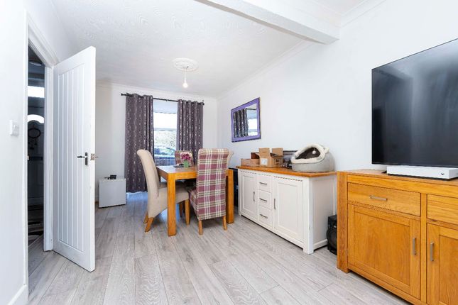 22 Wern Crescent, Treharris photo 4