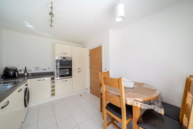 4, Bullock Crescent, Surrey photo 4