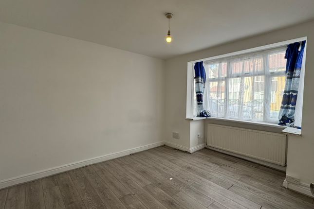 27 Whitby Road, Slough photo 4