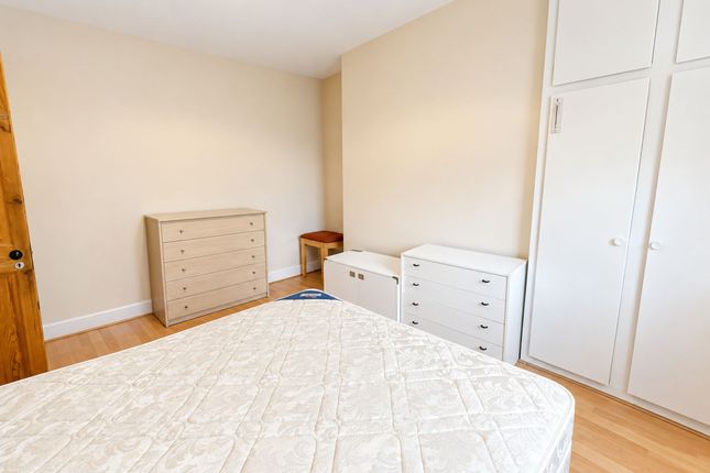56 Trafalgar Avenue, London photo 3