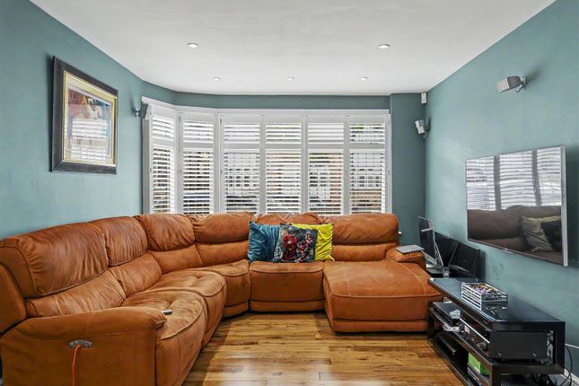 27, Hawkwood Crescent, Chingford photo 3
