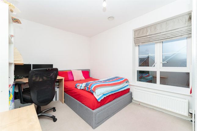 Flat for sale in Kings Reach, Slough