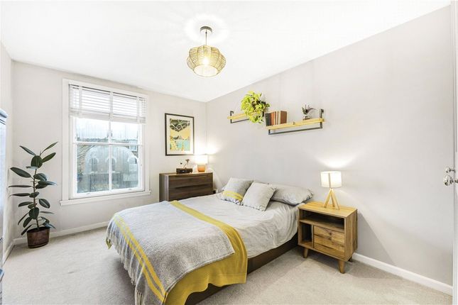 Flat for sale in Shacklewell Lane, London