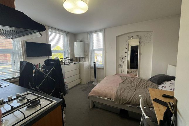Flat 2, 728, High Road, London photo 2