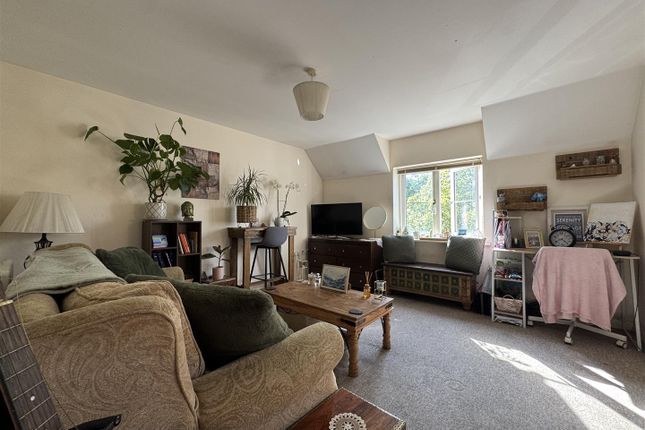 Flat 8, Cambria House, The Moorings, Swindon photo 3