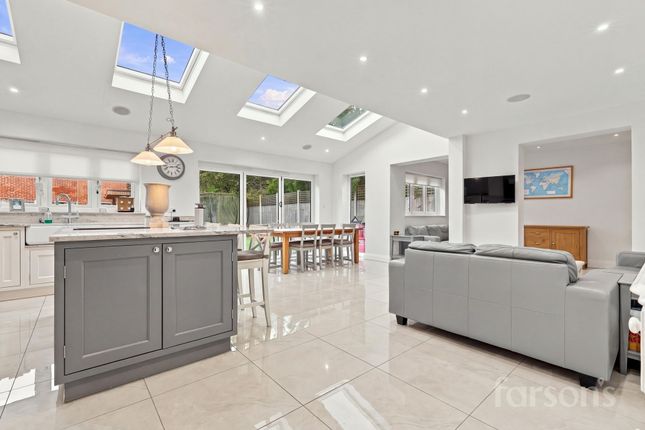 2 Lordship Close, Brentwood photo 2