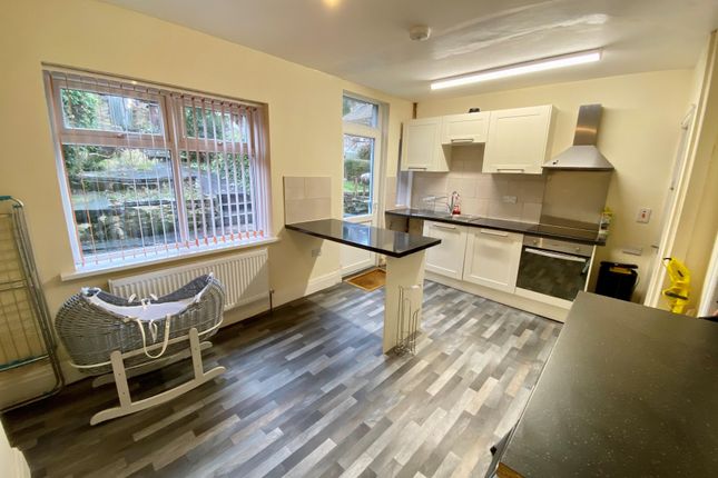 30, Scott Lane West, Keighley photo 2